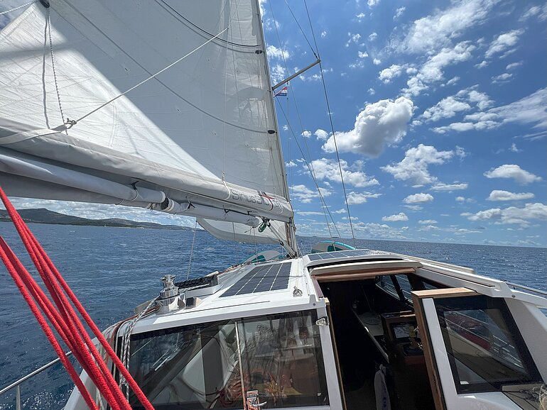 Segelyacht in Fahrt: Praxisausbildung Sportküstenschifferschein, Mitsegeltörn