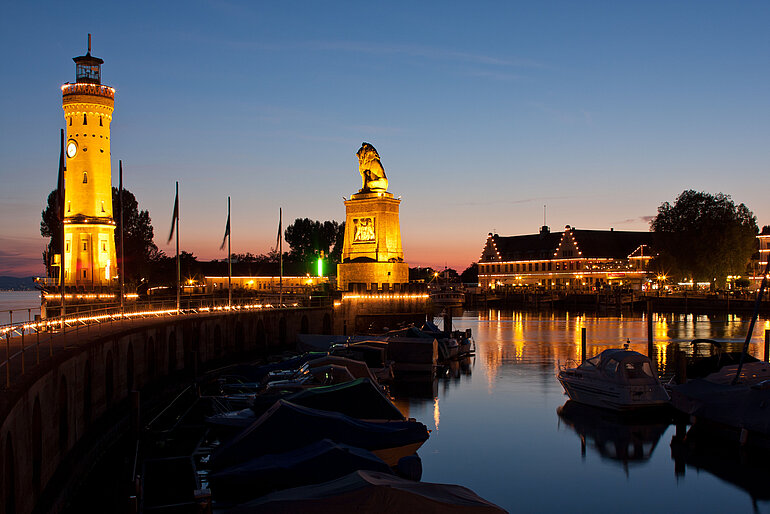 Hafeneinfahrt bei Nacht am Bodensee: Bodenseeschifferpatent bei der Sportbootschule Schaal