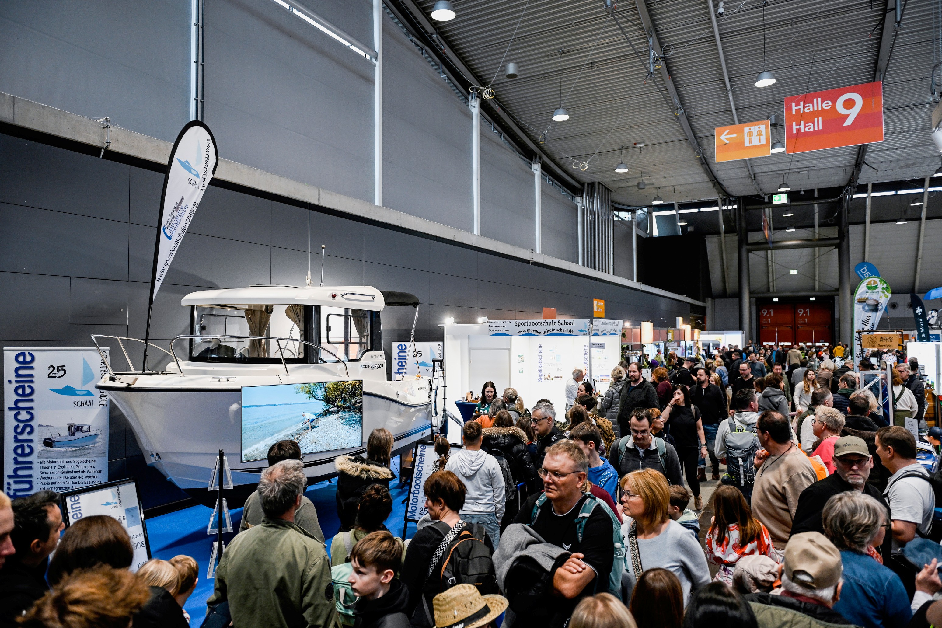 Messeauftritt CMT in Stuttgart der Sportbootschule Schaal mit Glücksrad-Gewinnspiel