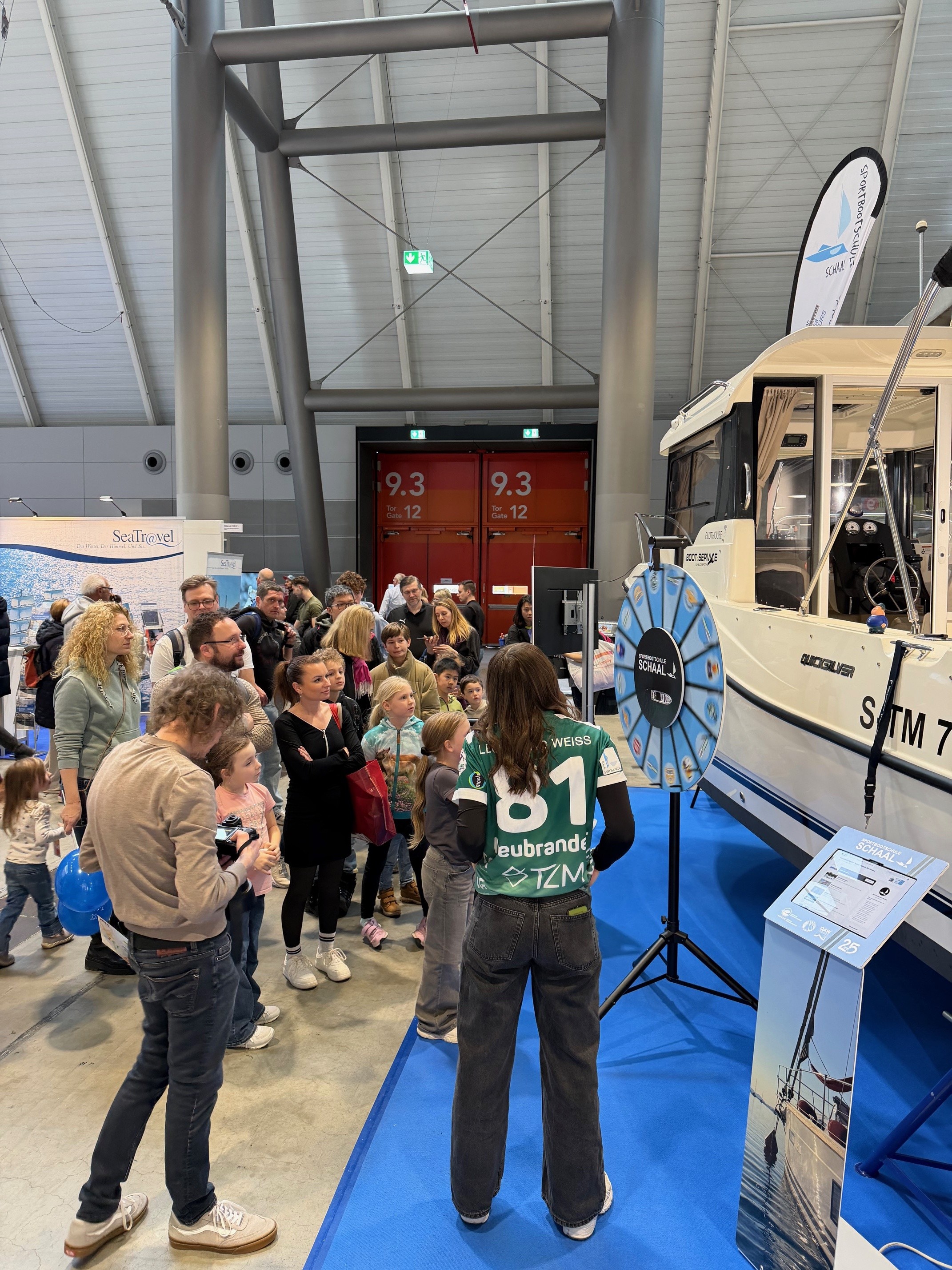 Messeauftritt CMT in Stuttgart der Sportbootschule Schaal mit Glücksrad-Gewinnspiel