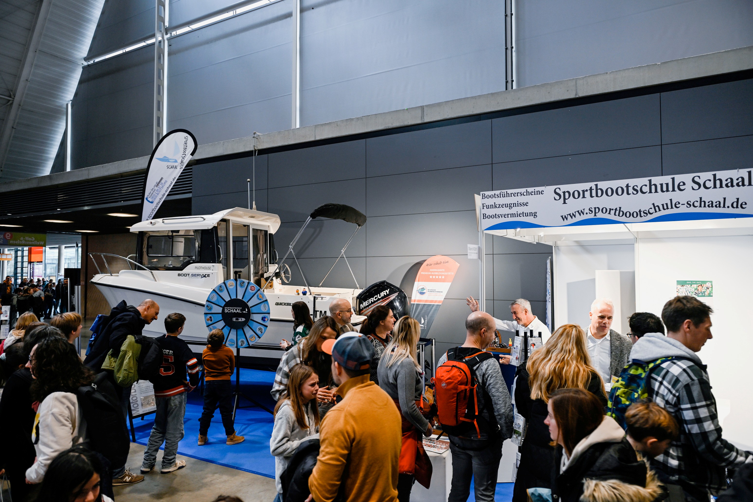 Messeauftritt CMT in Stuttgart der Sportbootschule Schaal mit Glücksrad-Gewinnspiel