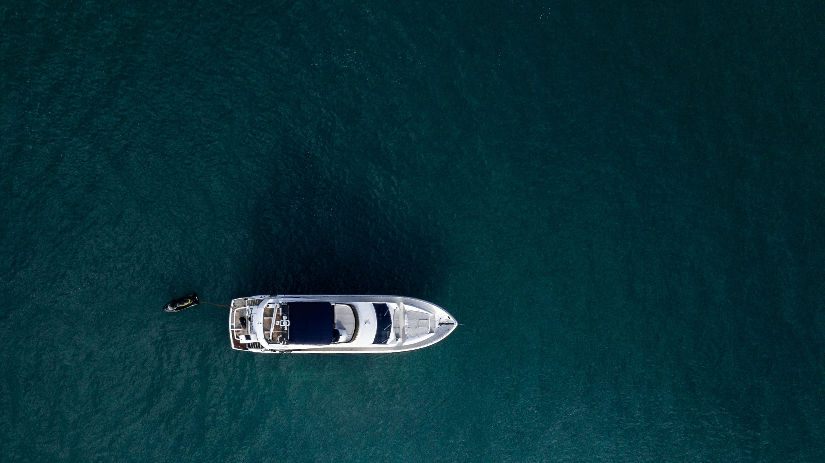Luxusyacht auf offenem Wasser aus der Vogelperspektive – Einstiegsmotiv der Sportbootschule Schaal