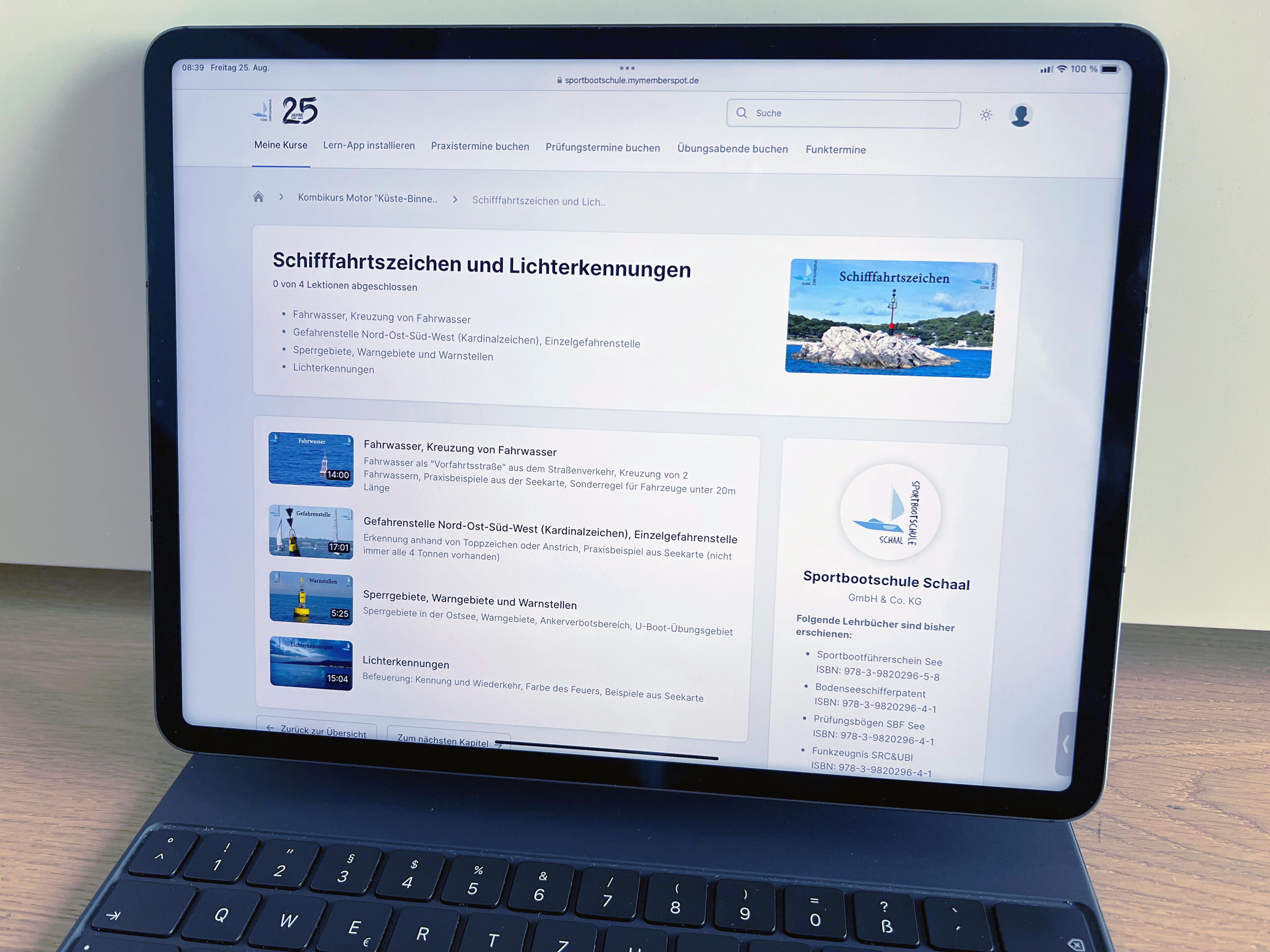 Tablet mit Startbildschirm Online-Kurse: Lernplattform mit Fragen App