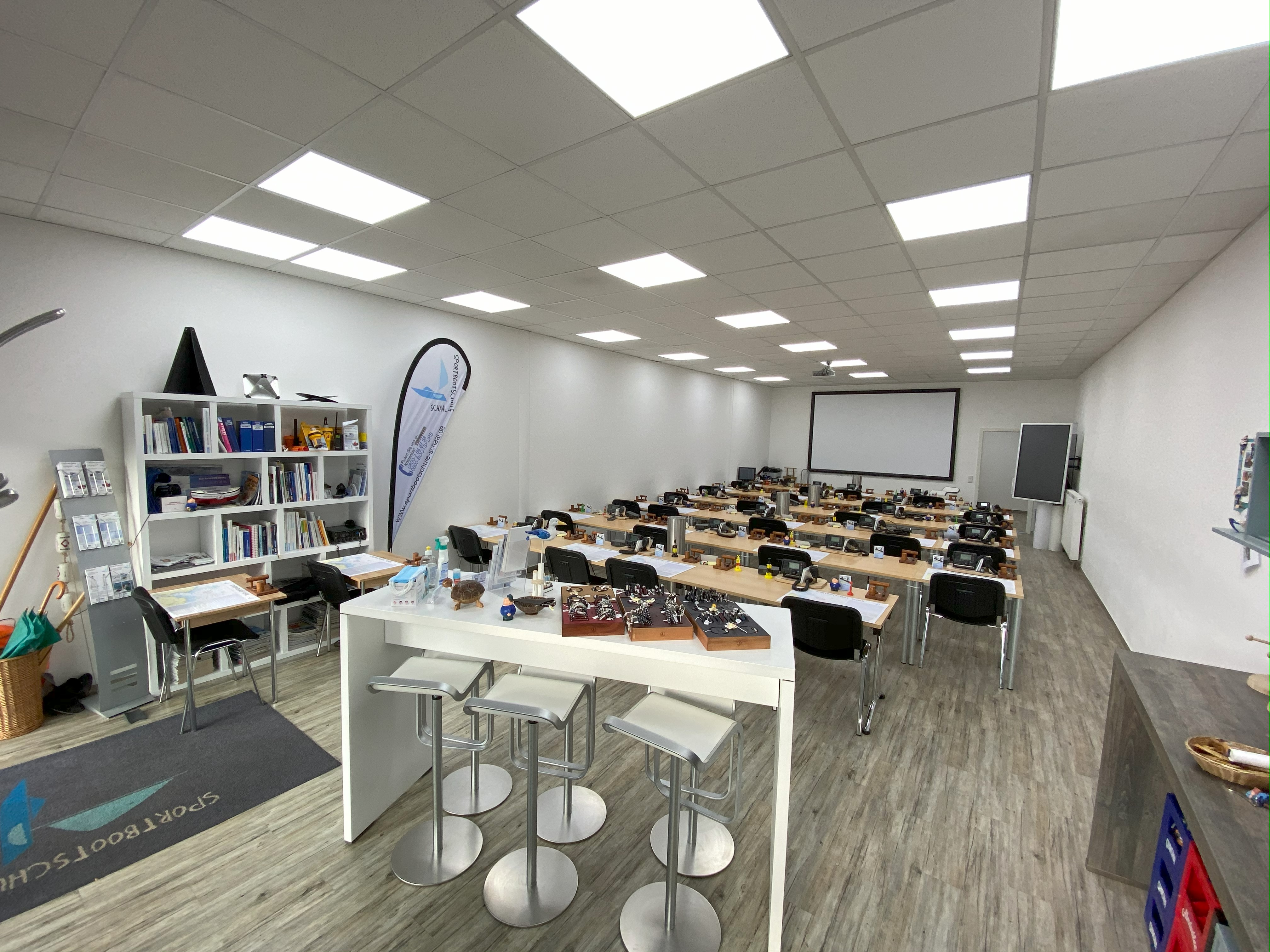 Moderner Unterrichtsraum der Sportbootschule für den Bootsführerschein in Esslingen 