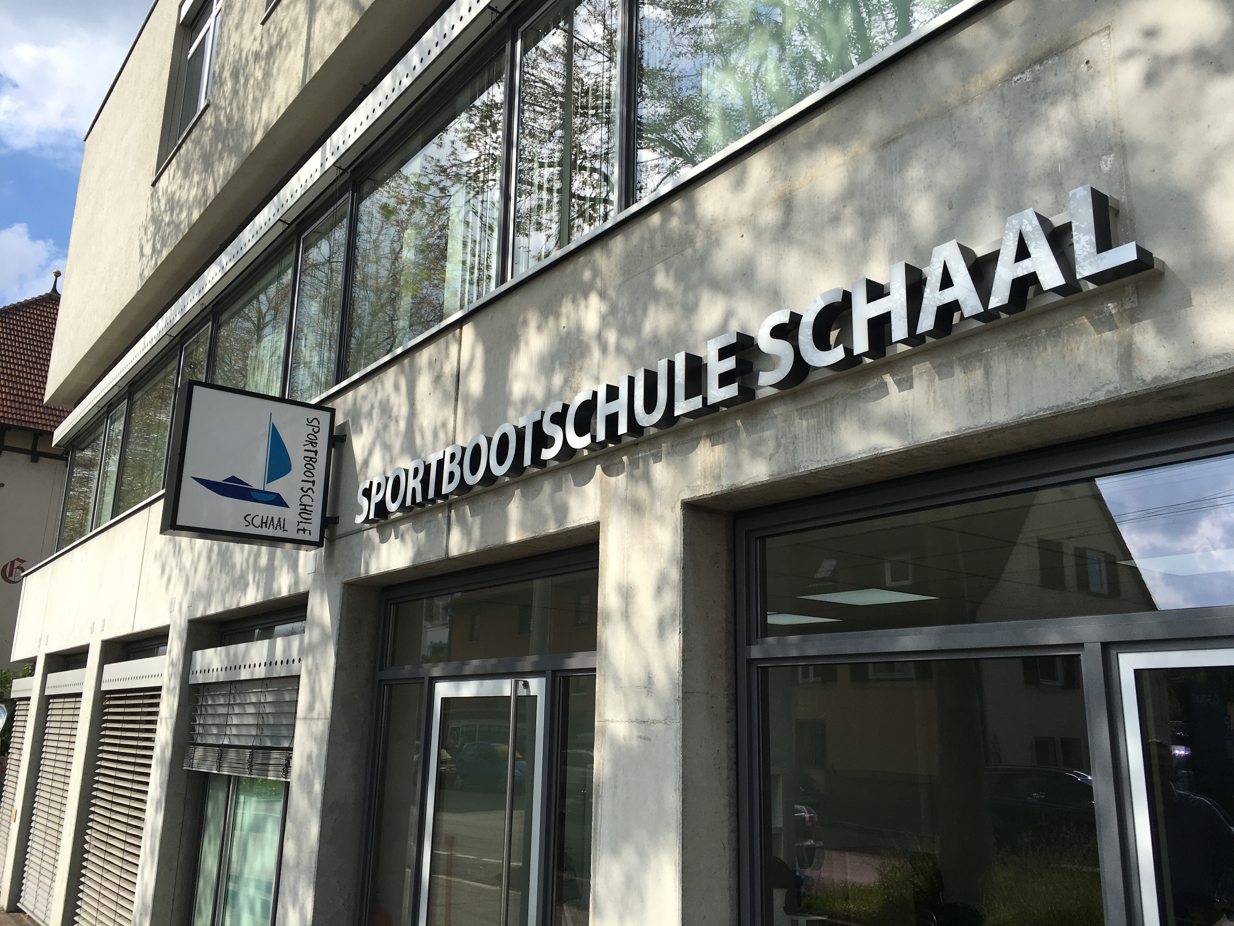 Moderner Unterrichtsraum der Sportbootschule für den Bootsführerschein in Esslingen 